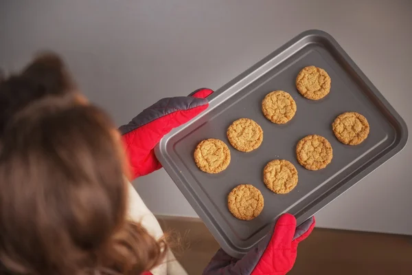 Nahaufnahme auf Pfanne mit Weihnachtsplätzchen in der Hand einer jungen Hausfrau — Stockfoto