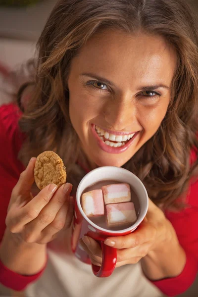 Hausfrau trinkt heiße Schokolade und isst Weihnachtsplätzchen — Stockfoto