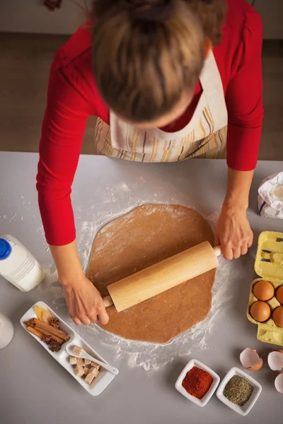 Giovane casalinga mattarello pasta in cucina — Foto Stock