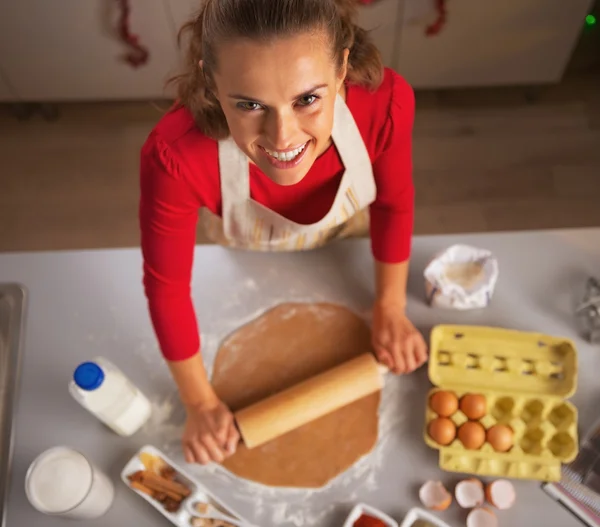 Portret van gelukkige jonge huisvrouw deegroller deeg in keuken — Stockfoto