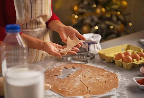 Close-up em jovem dona de casa fazendo biscoitos de Natal na cozinha — Fotografia de Stock