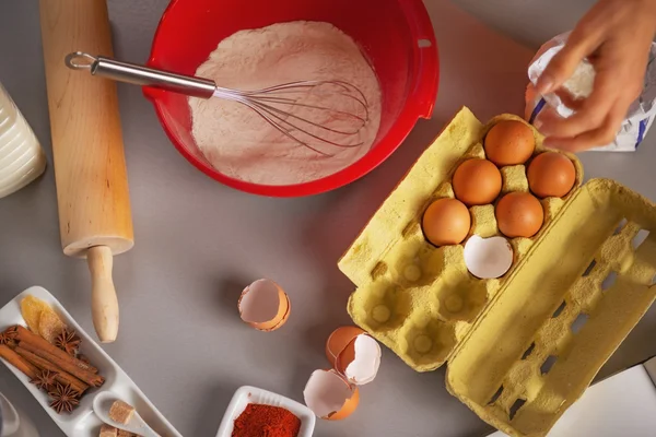 Primer plano en la mesa con sabor huevos masa batidor rodillo —  Fotos de Stock