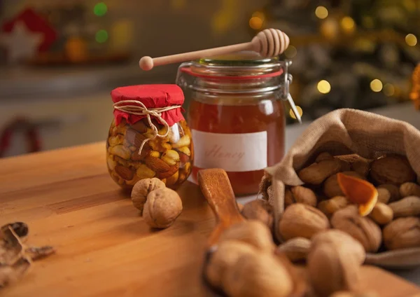 Primer plano de la miel y nueces en la mesa —  Fotos de Stock