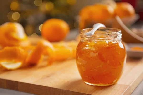 Primo piano sul barattolo con marmellata di arance — Foto Stock