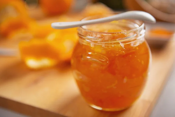 Närbild på burken med orange marmelad — Stockfoto