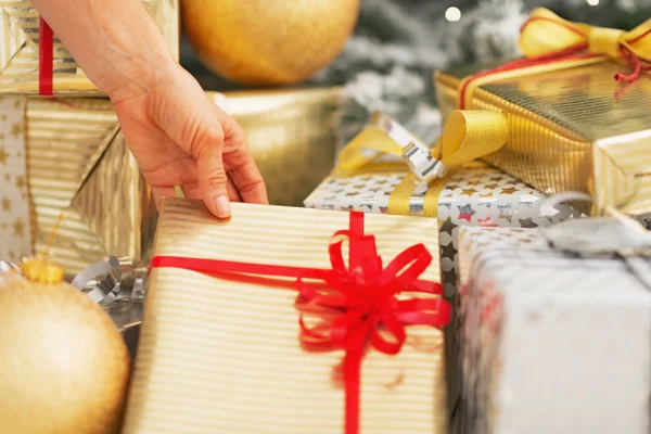 Gros plan sur la jeune femme prenant boîte cadeau de Noël — Photo