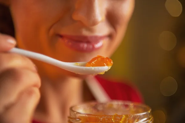 Close-up em feliz jovem mulher comendo geléia de laranja — Fotografia de Stock