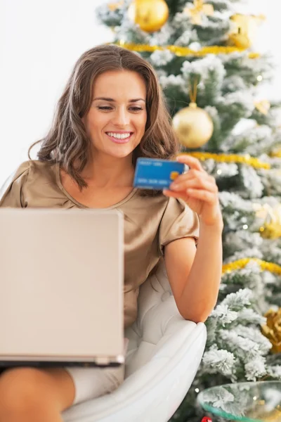 Retrato de jovem feliz com cartão de crédito usando laptop — Fotografia de Stock