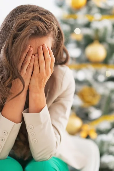 Mujer joven estresada cerca del árbol de Navidad — Foto de Stock