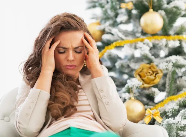 Ritratto di giovane donna frustrata vicino all'albero di Natale — Foto Stock