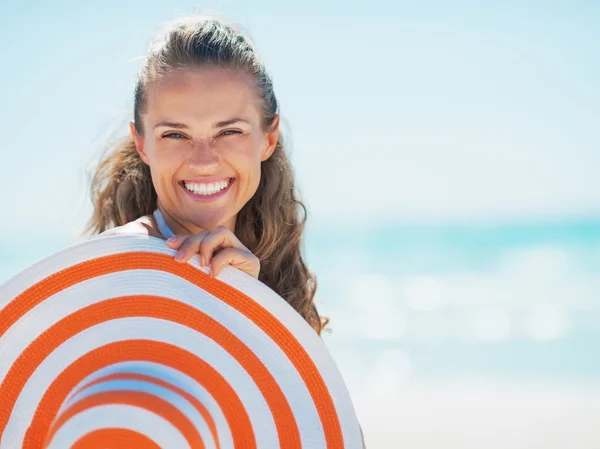 Portrait of smiling young woman in swimsuit with beach hat — Stock Photo, Image