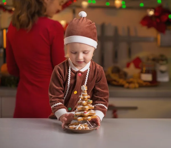 Bebê ajudando a mãe fazendo preparações de Natal na cozinha — Fotografia de Stock