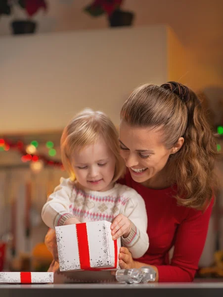Happy matka a dítě otevírání vánoční představit box — Stock fotografie