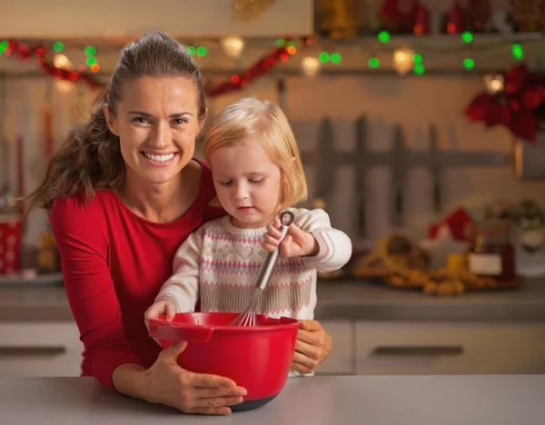 Bebé ayudando a la madre a hacer galletas de Navidad —  Fotos de Stock