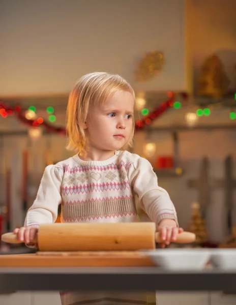 Baby brödkavel degen i jul inredda kök — Stockfoto