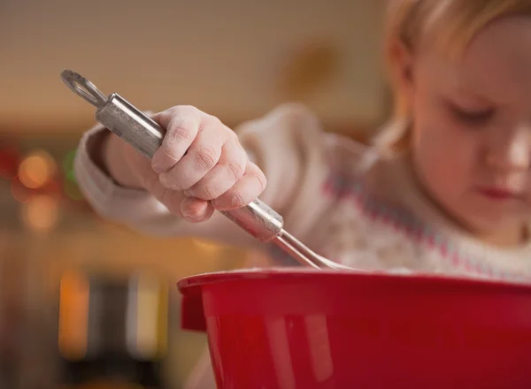 Fechar na massa de amassar bebê usando whisk — Fotografia de Stock