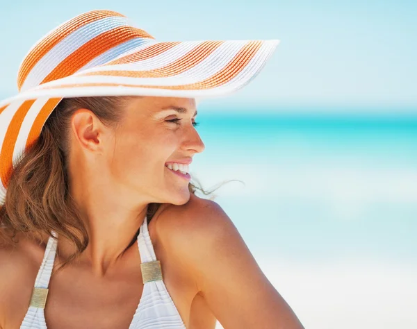 Retrato de mujer joven feliz en traje de baño y sombrero de playa buscando Imagen de archivo