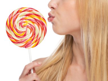tatlı genç kadın lolipop öpüşme