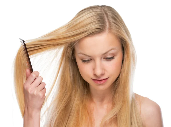 Mujer joven peinando el cabello — Foto de Stock