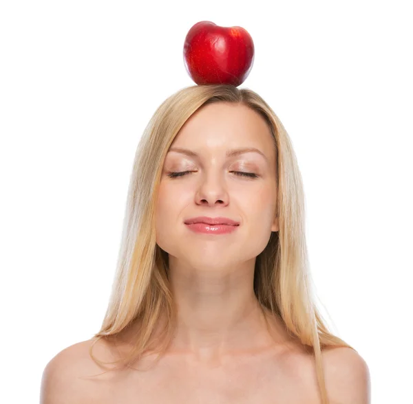 Mladá žena s apple na hlavu — Stock fotografie