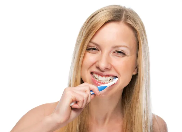 Sonriente joven mujer cepillarse los dientes — Foto de Stock