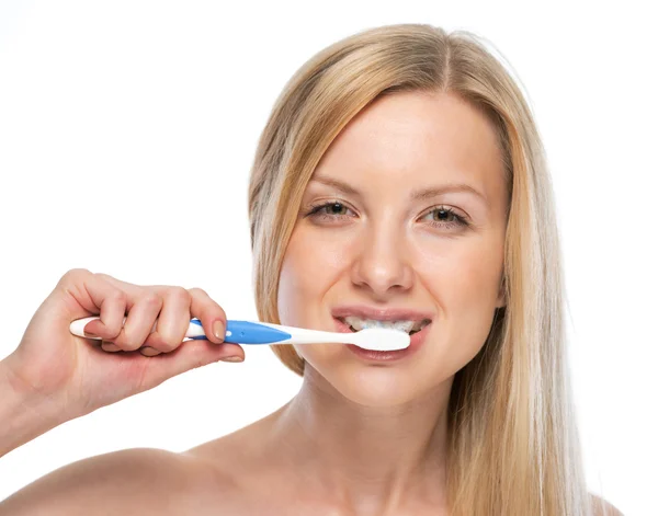 Porträtt av glad ung kvinna borsta tänderna — Stockfoto