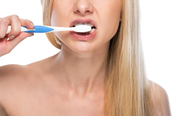 Крупный план молодой женщины, чистящей зубы — стоковое фото