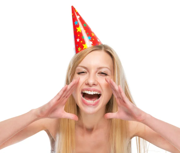 Счастливая молодая женщина в шапочке для вечеринок кричит через мегафон — стоковое фото