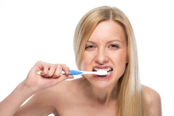 Jeune femme brossant les dents — Photo