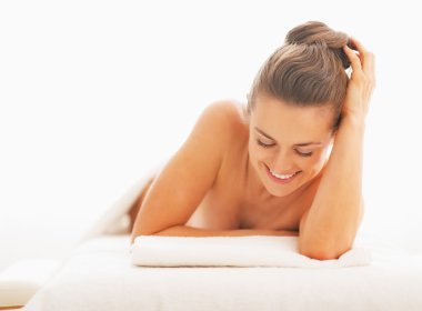 mutlu genç kadın masaj masasında döşeme