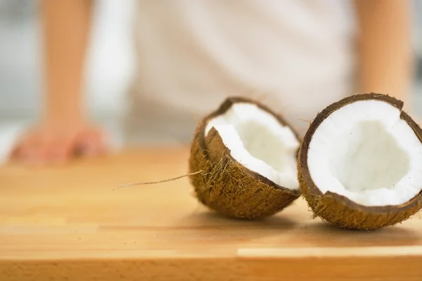 Detailní záběr na kokosové řezy na prkénku — Stock fotografie