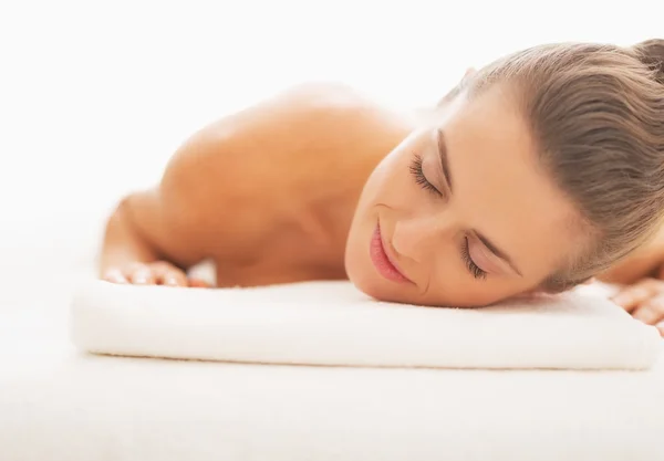 Rilassato giovane donna sul lettino da massaggio — Foto Stock