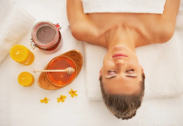 Mladá žena na masážní stůl připraven k medu terapie — Stock fotografie