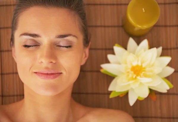 Portrait of young woman laying on massage table ready for spa therapy — Stock Photo, Image