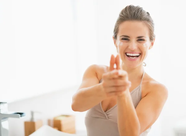 Gelukkig jonge vrouw plezier tijd tijdens het toepassen van room in badkamer — Stockfoto