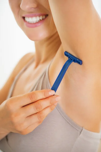 Closeup on young woman shaving armpit — Stock Photo, Image