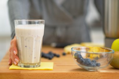 genç kadın alarak smoothie tablo