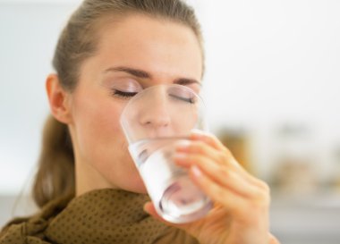 Genç ev hanımı içme suyu mutfak