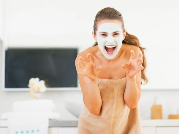 Jonge vrouw met cosmetische masker op het gezicht schrikken — Stockfoto