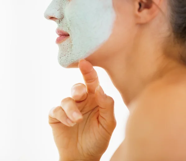 Close-up em mulher jovem com máscara cosmética no rosto — Fotografia de Stock