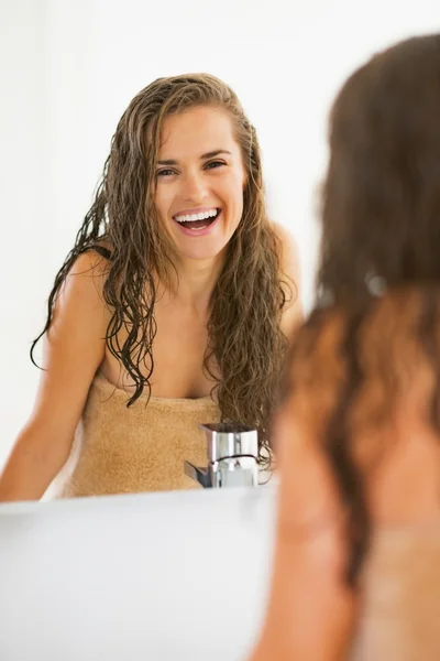 Retrato de mujer joven y feliz en el baño — Foto de Stock