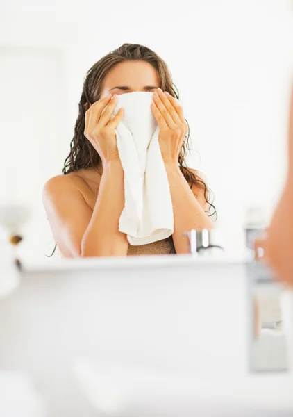 Primo piano sulla giovane donna che pulisce con asciugamano — Foto Stock