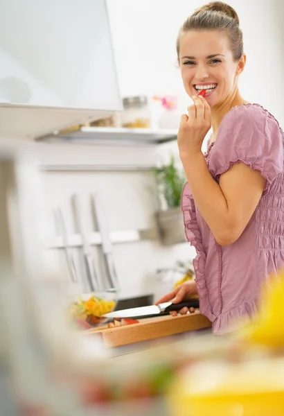Retrato de jovem mulher feliz na cozinha — Fotografia de Stock
