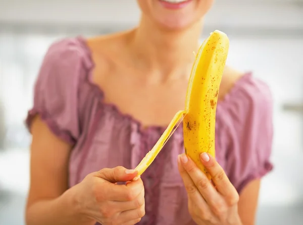 Närbild på ung kvinna peeling banan — Stockfoto
