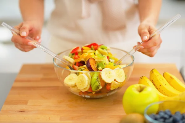 Portre üzerinde meyve salatası yapma genç ev hanımı — Stok fotoğraf