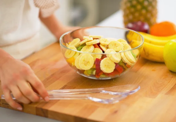 Gros plan sur la jeune femme au foyer faisant salade de fruits — Photo