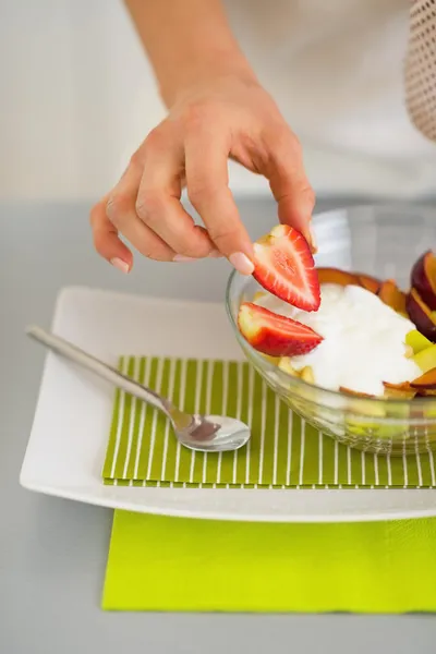 Primer plano de la mujer que sirve ensalada de frutas frescas — Foto de Stock