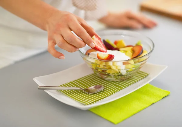 Крупный план для женщины, подающей свежий фруктовый салат — стоковое фото