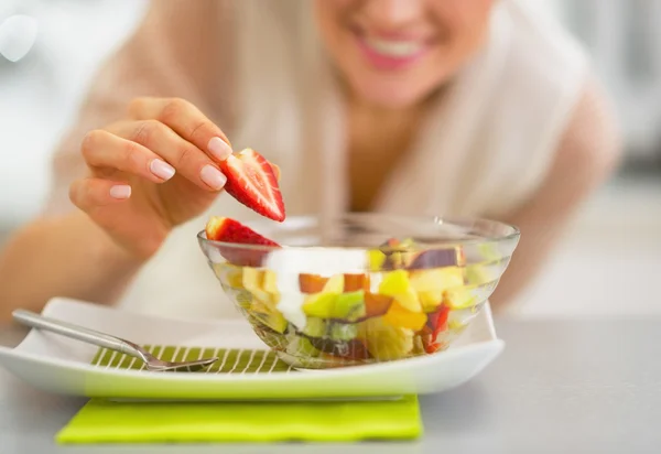 Primer plano de la mujer feliz que sirve ensalada de frutas frescas — Foto de Stock
