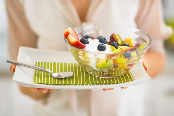 Close-up em mulher segurando salada de frutas frescas — Fotografia de Stock